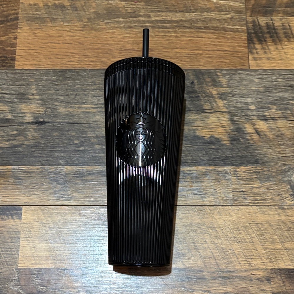 STARBUCKS BLACK PLEATED 24 FLUID‎ OUNCE TUMBLER